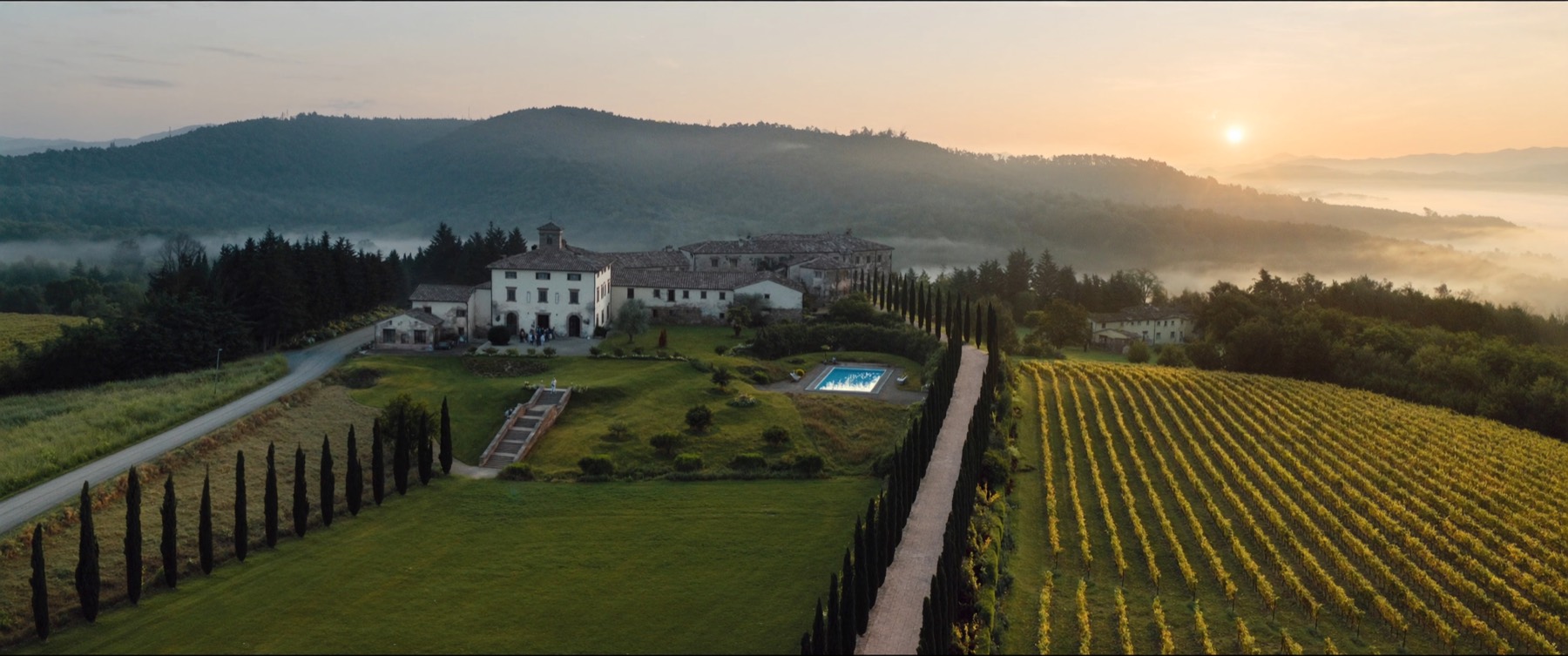 Tenuta toscana all'alba
